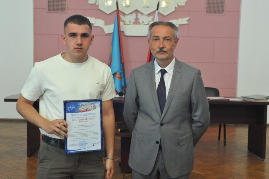 Студент тамбовского колледжа спас из горящего дома двух женщин