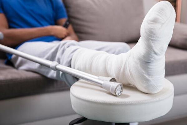 Житель Первомайского района сломал ногу брату из-за личной неприязни
