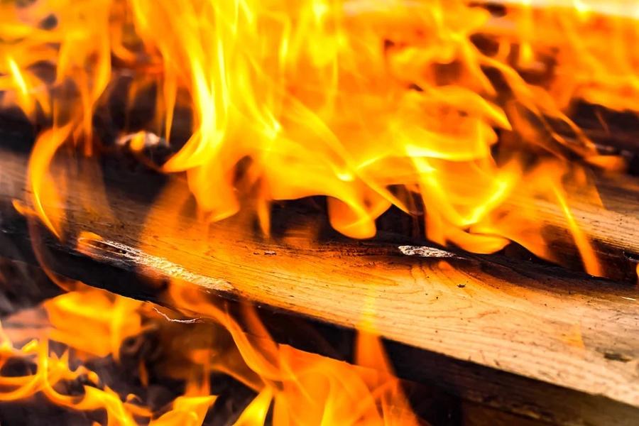При пожаре в Кирсанове мужчина отравился угарным газом