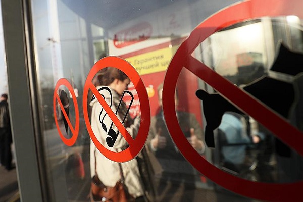 Путин подписал закон о запрете перевозить свыше 200 сигарет