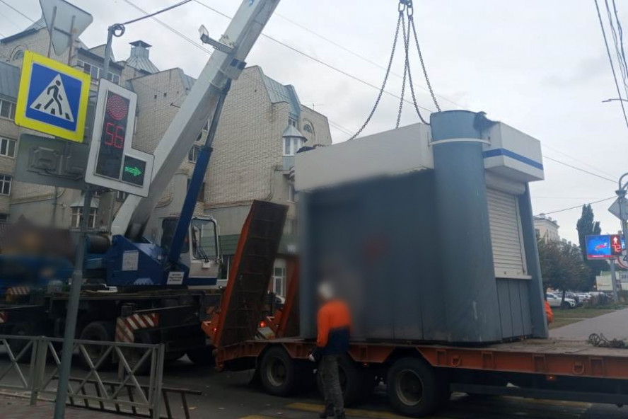 С улиц Тамбова убрали ещё один заброшенный киоск