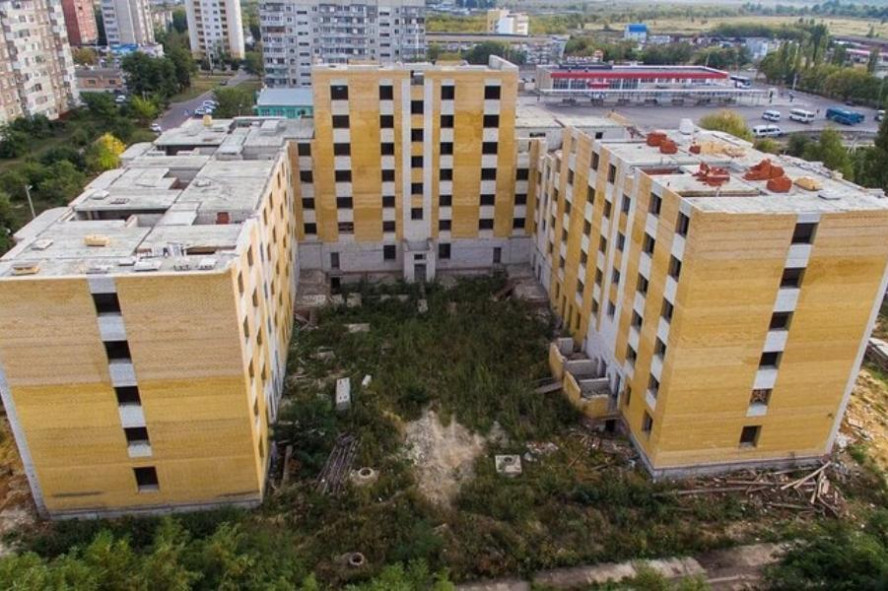Один год и 500 млн рублей даётся подрядчику на достройку проблемного дома по улице Киквидзе