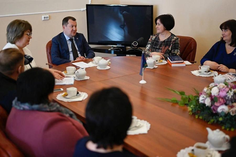 Максим Егоров встретился с приёмными семьями и руководителями некоммерческих организаций