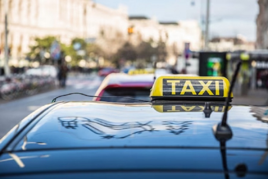 МВД поддержало предложение ограничить парковку такси в жилой зоне