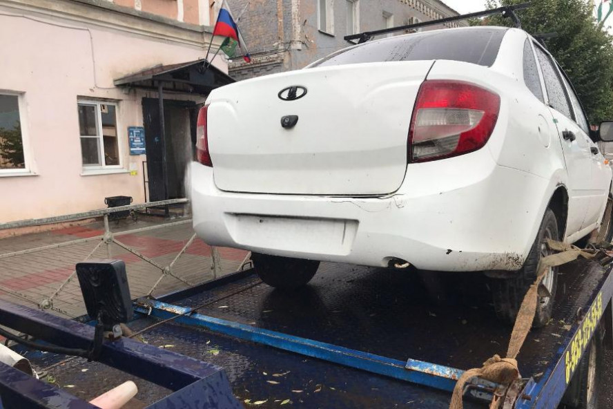 У тамбовчанки арестовали "LADA Granta" за долги по кредитам 