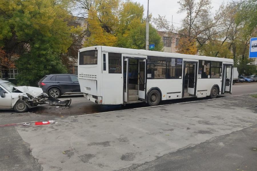 На Моршанском шоссе водитель "Приоры" врезался в стоящий на остановке автобус