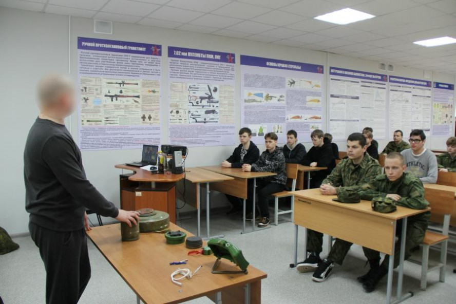 В Тамбовской области школьники и студенты проходят начальную военную подготовку