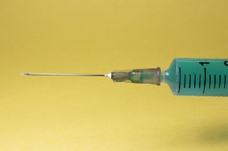 Третий этап испытаний вакцины от COVID-19 сравнили с массовой вакцинацией