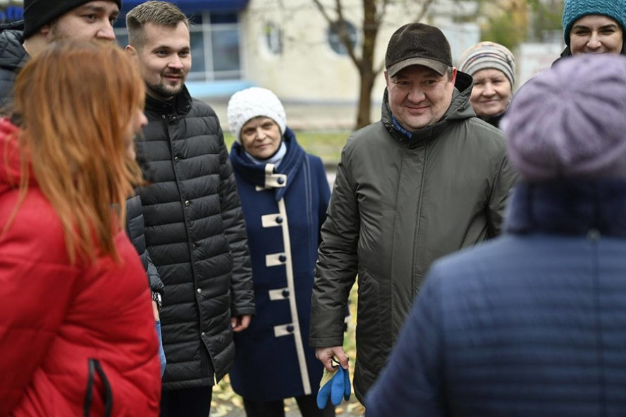 Максим Егоров: Погода позволяет завершить благоустройство дворов до наступления холодов