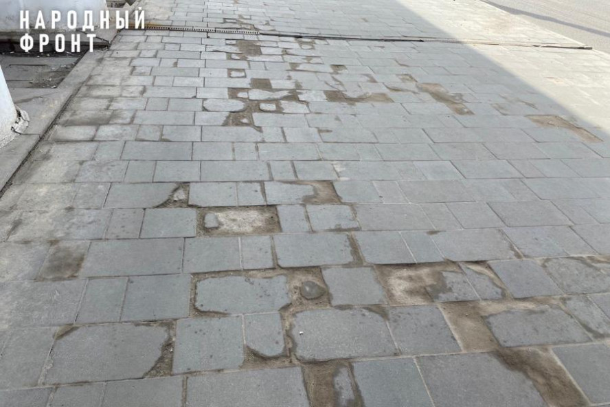 Развалившийся тротуар на улице Советской обещают починить до мая