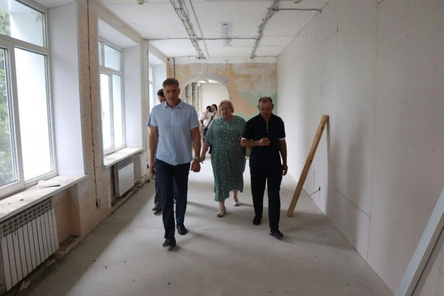Глава Уварово оценил ход ремонта детской городской библиотеки 
