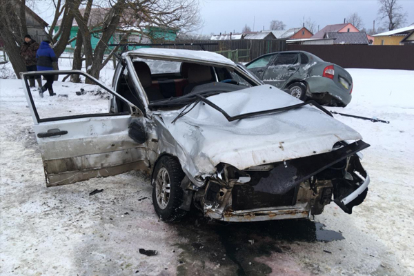 В тамбовском селе 14-летний "водитель" разбил два автомобиля