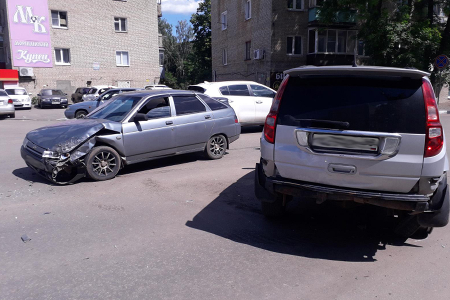На перекрестке в центре Тамбова столкнулись два автомобиля