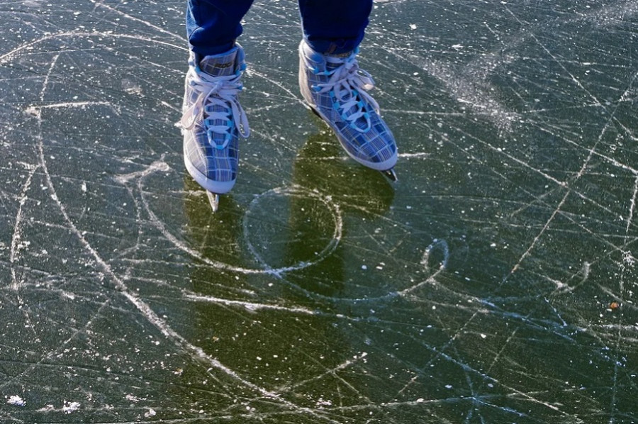 В МЧС напомнили о безопасной толщине льда для катания на коньках