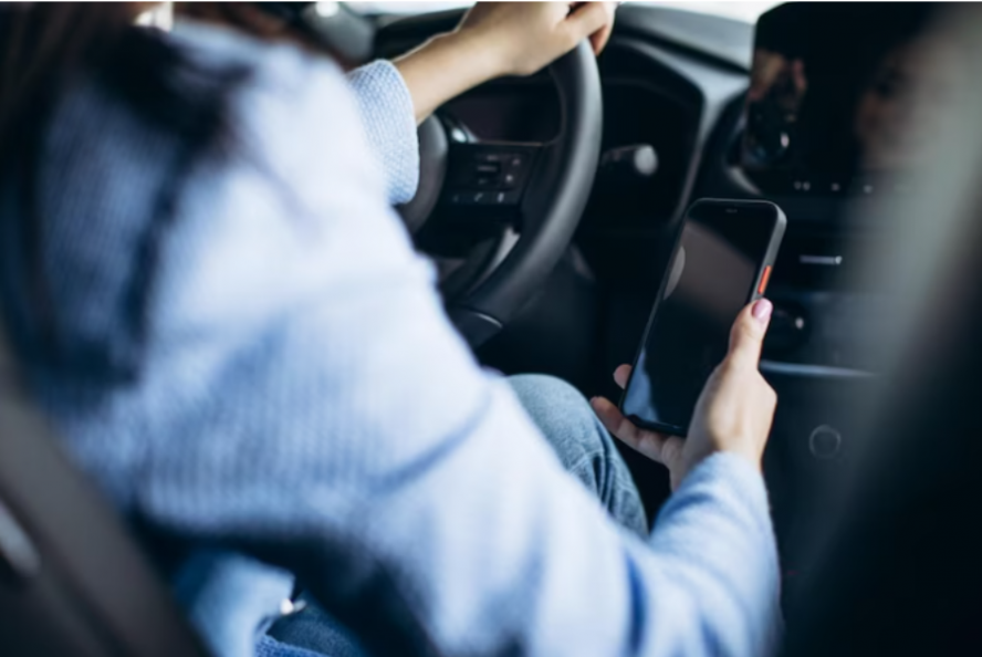 Собираясь в дорогу: что нужно знать о зарядке смартфона в автомобиле
