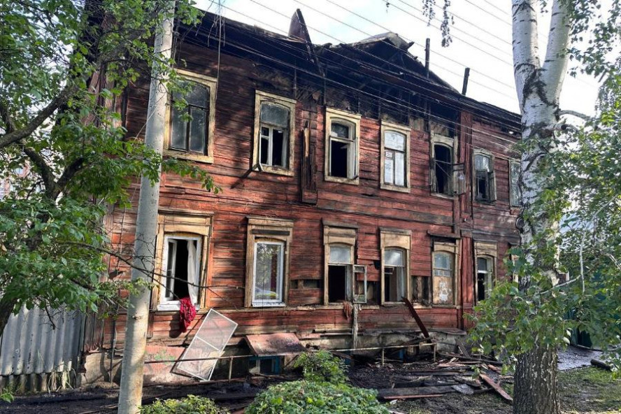 В центре Тамбова загорелись сразу два жилых дома