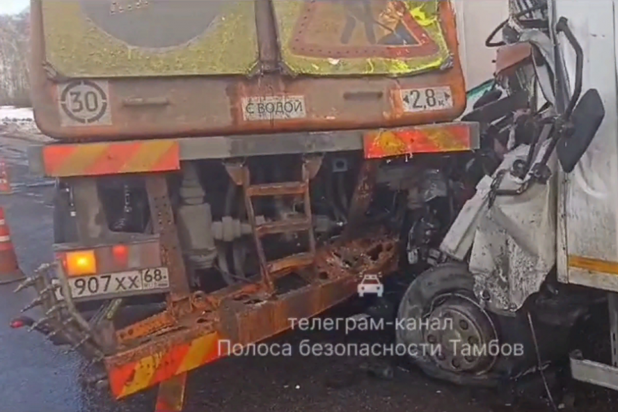 На трассе в Тамбовской области столкнулись два грузовика: есть жертвы