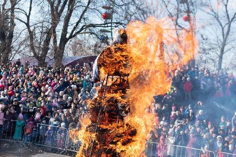 Сотни тамбовчан собрались на сожжении Масленицы в парке культуры 