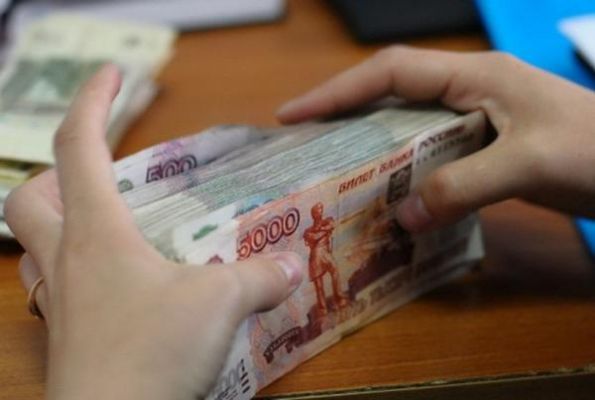 Сотрудница банка украла со счета клиента почти полмиллиона рублей