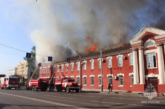 В Мичуринске более 10 часов продолжаются работы по ликвидации пожара в городском суде