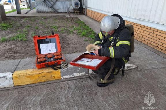 Спасатели потушили "условный пожар" на крупном заводе в Тамбовской области