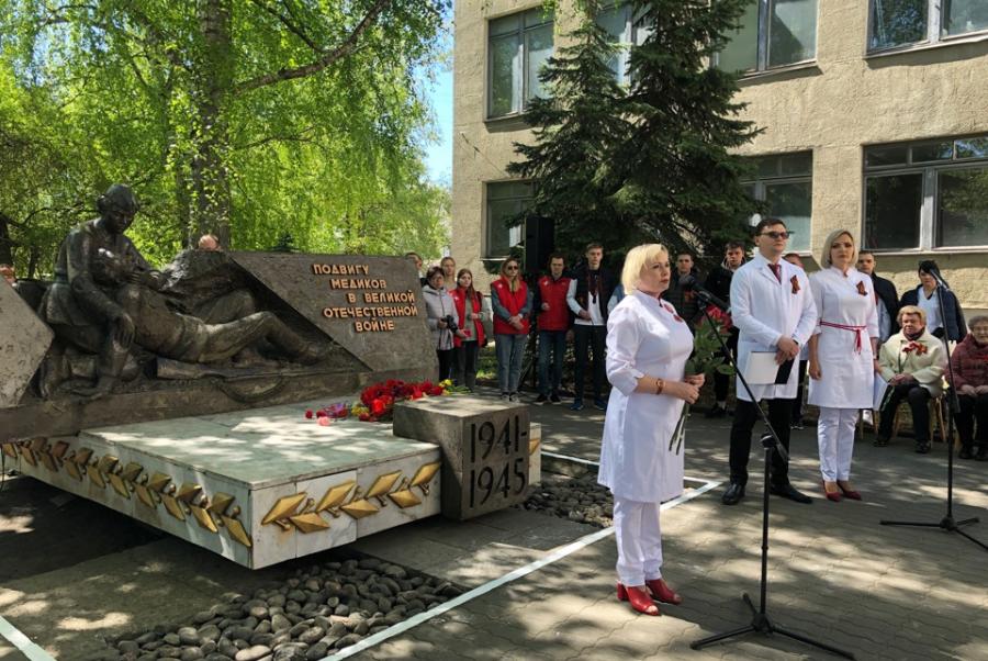 Возле памятника медиков в Тамбове прошёл митинг