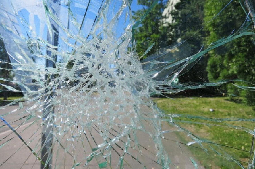 В Мичуринске пьяная женщина разбила стекло остановочного павильона