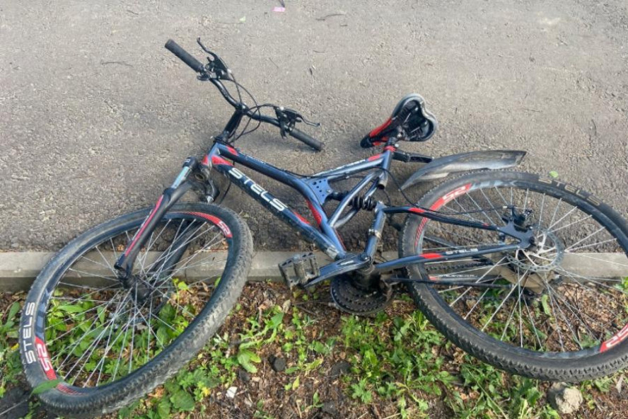 15-летняя велосипедистка врезалась в легковушку: девочку увезли на "скорой"