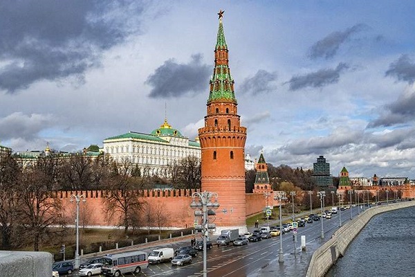 В Кремле прокомментировали информацию о планах введения в России военного положения