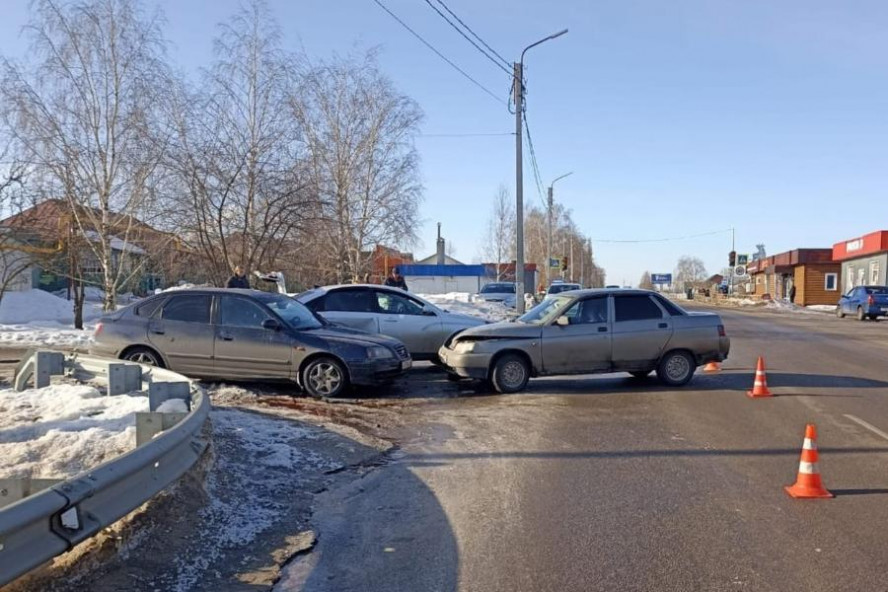 В селе Донское столкнулись сразу три автомобиля