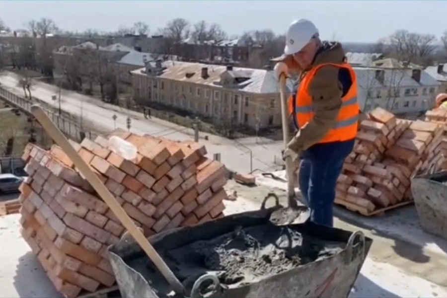 С 30 марта приостанавливаются строительные работы на школе Котовска