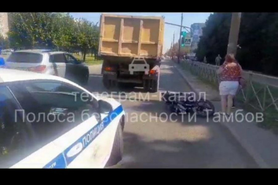 В Тамбове столкнулись грузовик и мопед: пострадал подросток
