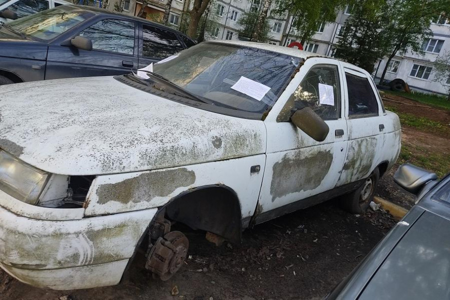 В Тамбове ищут владельца брошенного автомобиля на улице Сенько