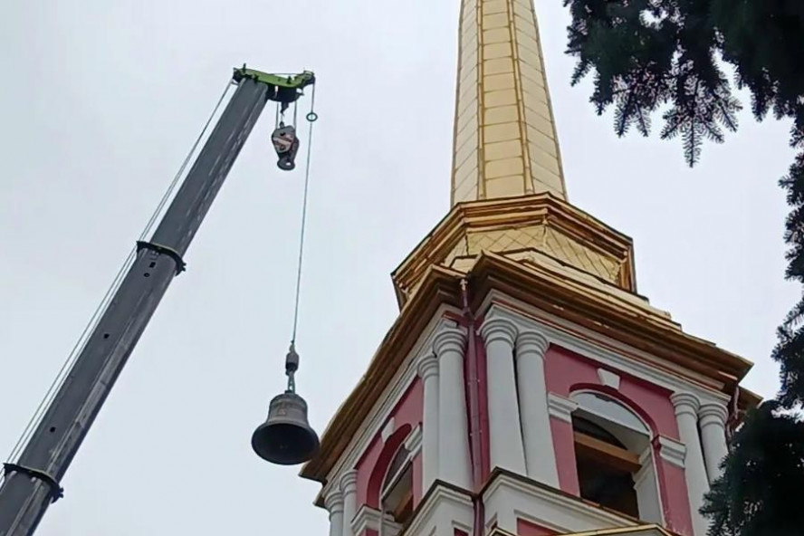 На колокольню Ильинского храма в Мичуринске подняли новые колокола
