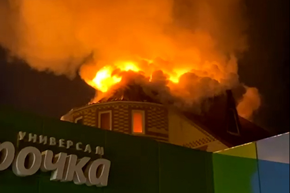 В районе Пригородного леса загорелось здание бывшего кафе