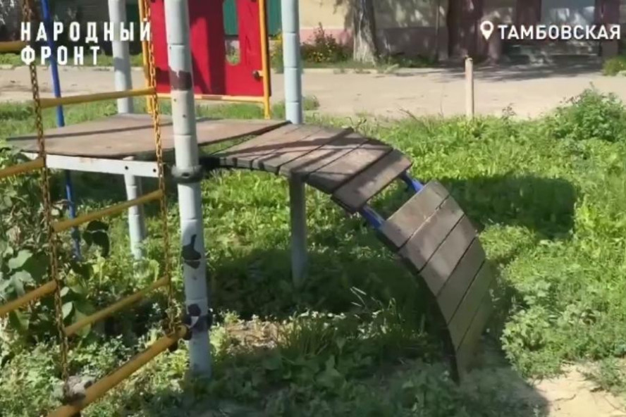 Жители посёлка Строитель жалуются на аварийную детскую площадку