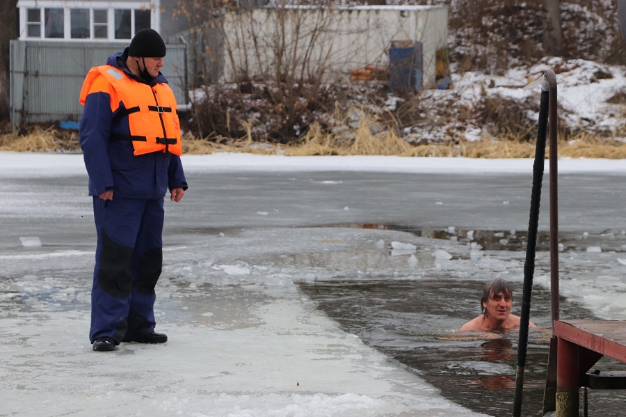 Тамбовские любители зимнего плавания отметили День моржа купанием в Цне