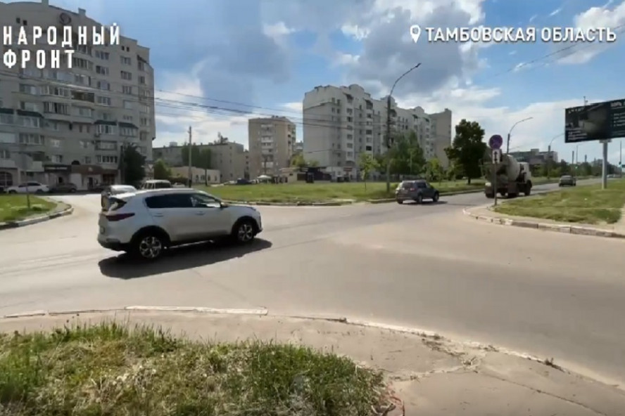Опасный поворот: выезд на улицу Рылеева в Тамбове стал проблемой для водителей 
