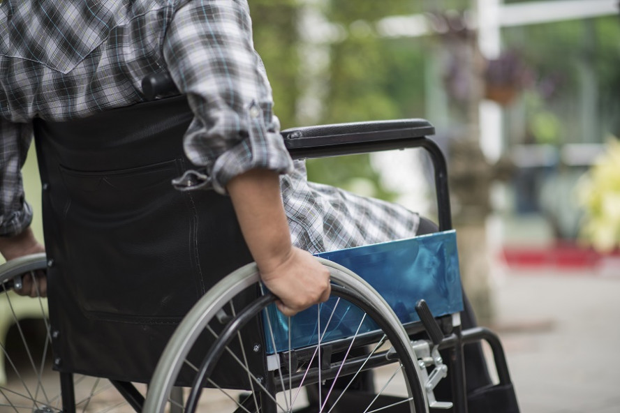 В Тамбовской области мужчину-инвалида обеспечили коляской только после вмешательства прокуратуры