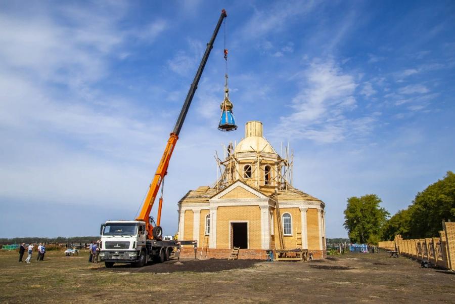 На строящийся храм в Токарёвском районе возвели купол