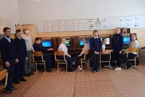 Тамбовский депутат передал в школу Гавриловского района компьютеры