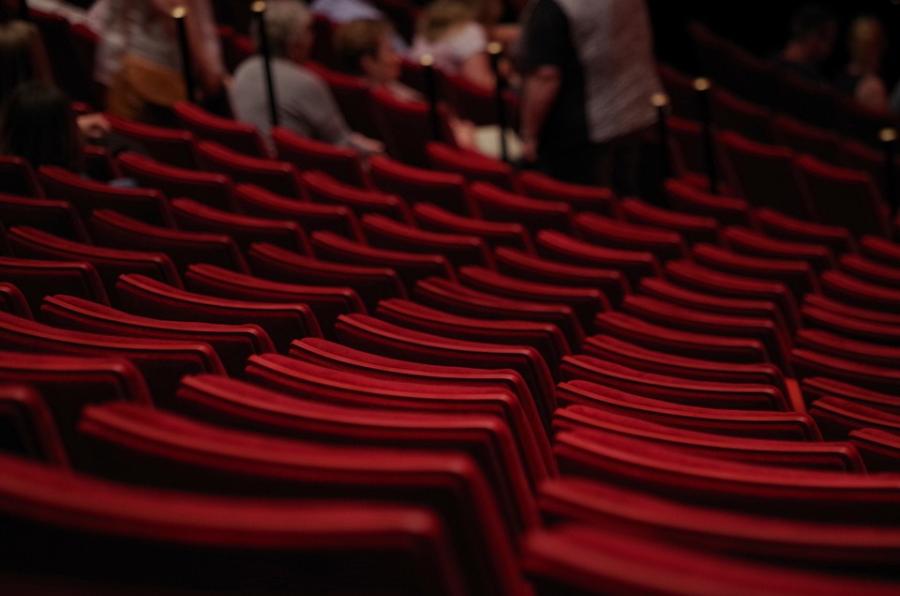 В конце лета станет известно, как будут сидеть зрители в театрах после снятия ограничений