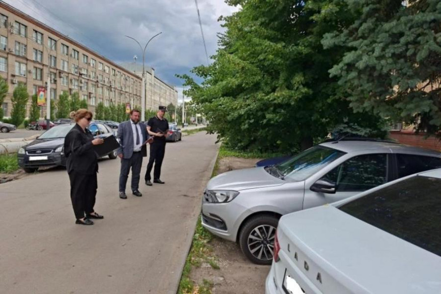 В Тамбове прошёл рейд по пресечению парковки на газонах и зелёных зонах
