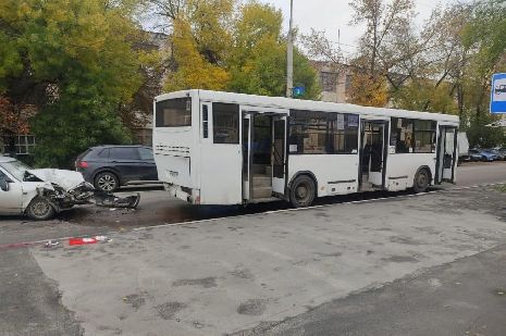 На Моршанском шоссе водитель "Приоры" врезался в стоящий на остановке автобус
