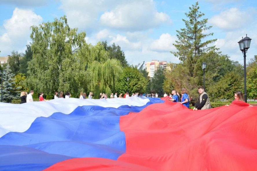 В Тамбове развернули 100-метровый триколор в честь Дня Государственного флага