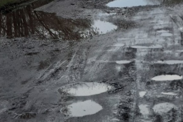 Жители райцентра Первомайский попросили губернатора засыпать разрушившуюся дорогу щебнем