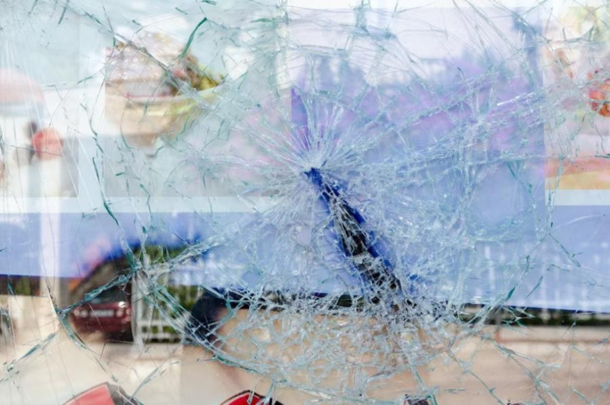 Возле кафе под Мичуринском мужчина битой разбил припаркованный автомобиль