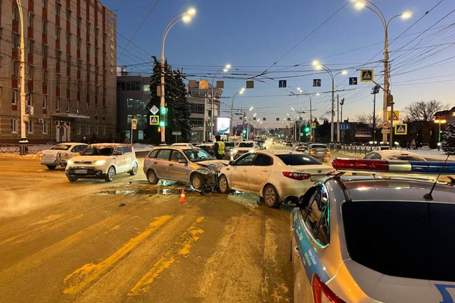 В центре Тамбова на светофоре столкнулись три автомобиля