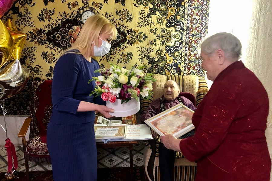 Тамбовскую семью поздравили с 70-летием совместной жизни