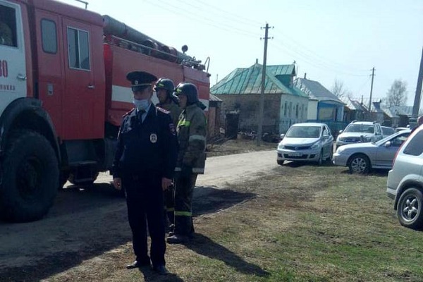 Сотрудники сосновской полиции отличились при тушении пожара